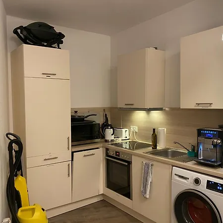 Shared In Former Hotel, Near Train Station, Fully Equipped Kitchen With Washer-dryer Kwatera prywatna