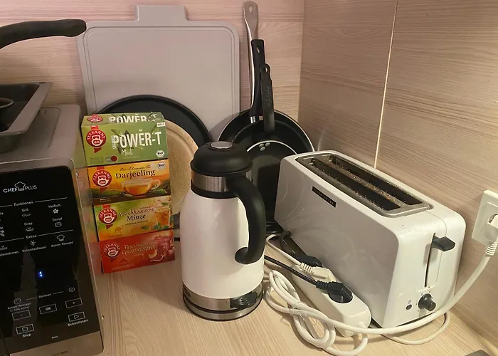 Shared In Former Hotel, Near Train Station, Fully Equipped Kitchen With Washer-dryer Privat bolig Hürth