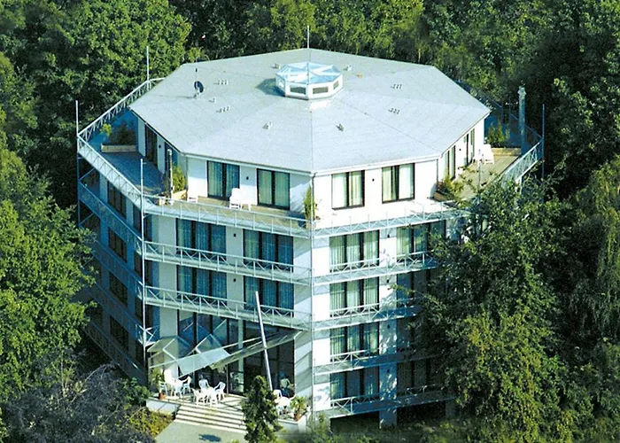 Shared In Former Hotel, Near Train Station, Fully Equipped Kitchen With Washer-dryer Hürth