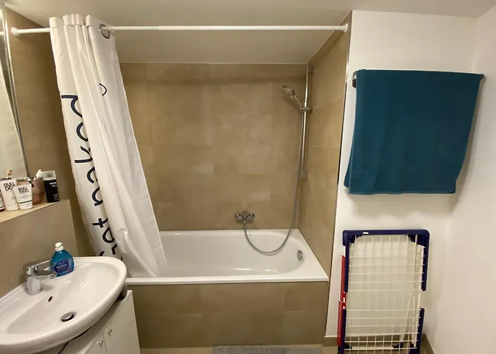 Shared In Former Hotel, Near Train Station, Fully Equipped Kitchen With Washer-dryer Privat bolig Hürth